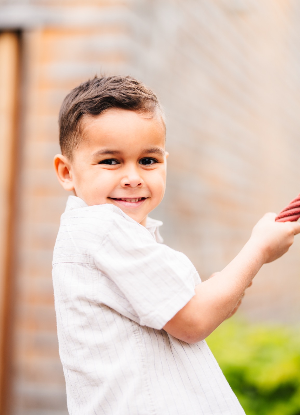 Lachender Junge während eines Kinderfotoshootings