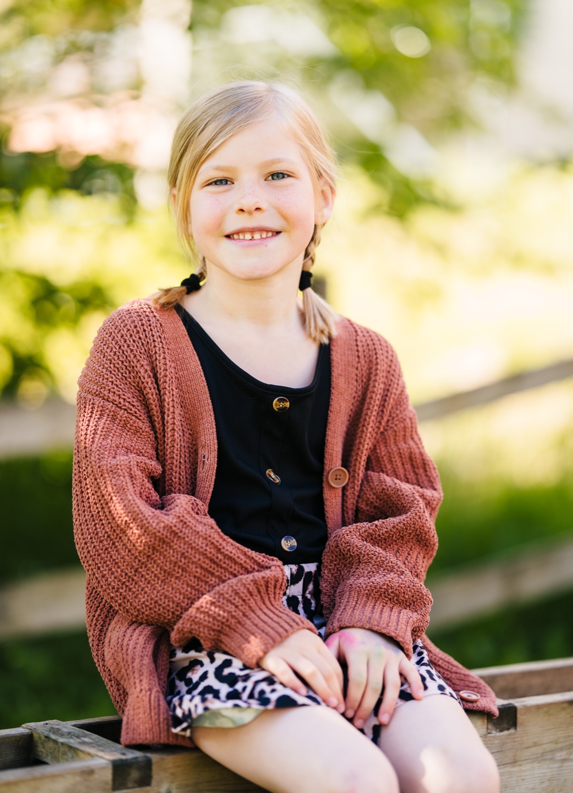 Natürliches Kindergartenporträt eines blonden Mädchens